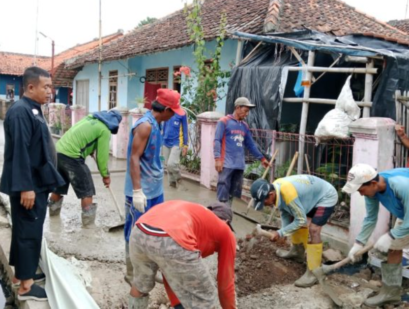 Pj Junaedi Kuwu Desa Krimun Bangun Jalan Desa Secara Swakelola Warga